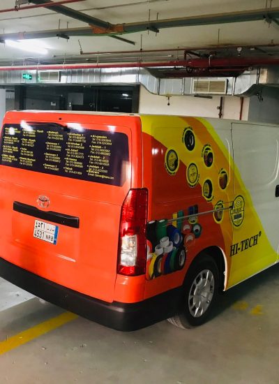 طباعة استيكر على سيارة الشركة